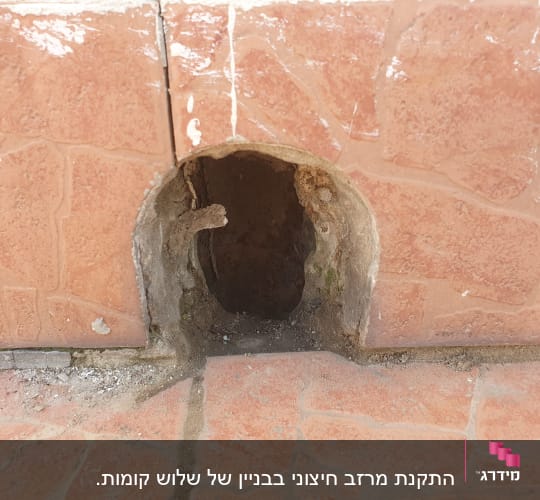 חור בקיר אריחים עם סימני שחיקה